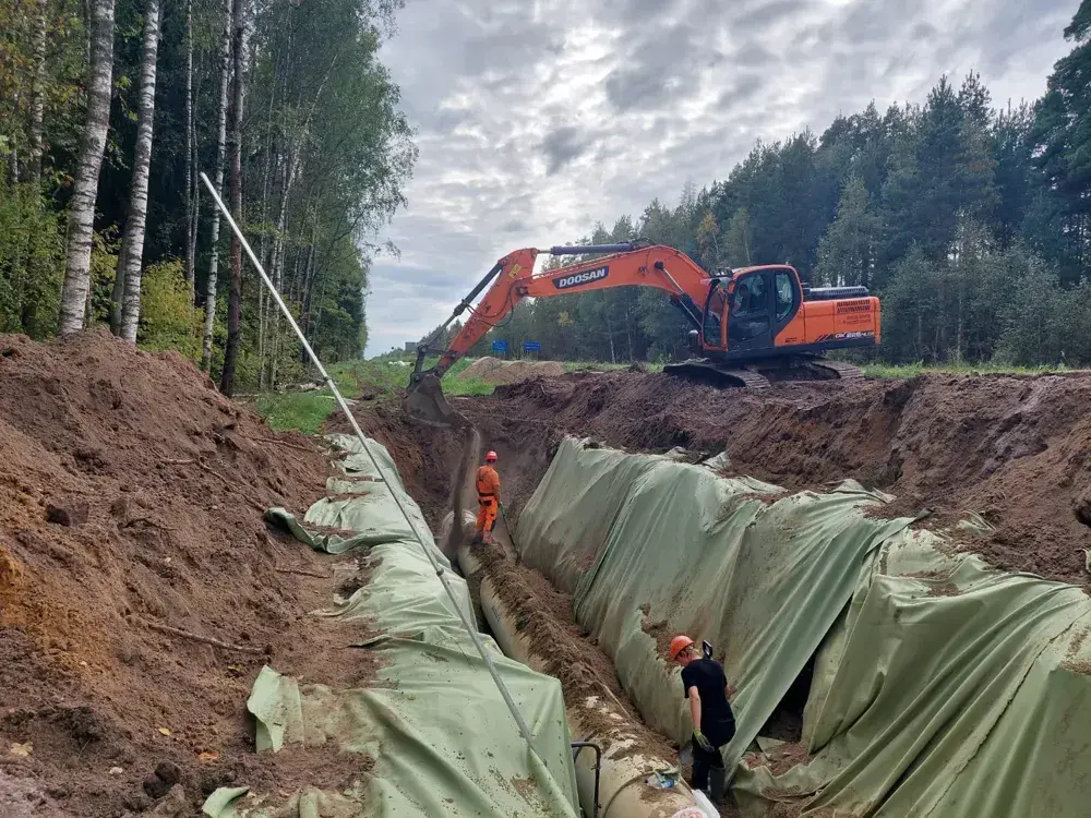 Прокладка наружного водопровода: разработка траншеи экскаватором и подготовка основания Прокладка наружного водопровода: разработка траншеи экскаватором и подготовка основания