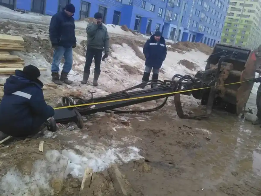 Врезка в канализацию — бригада с оборудованием продавливания