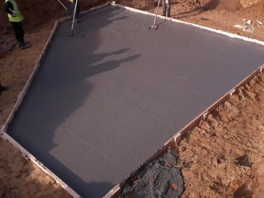 Монолитные работы — залитая фундаментная плита в котловане