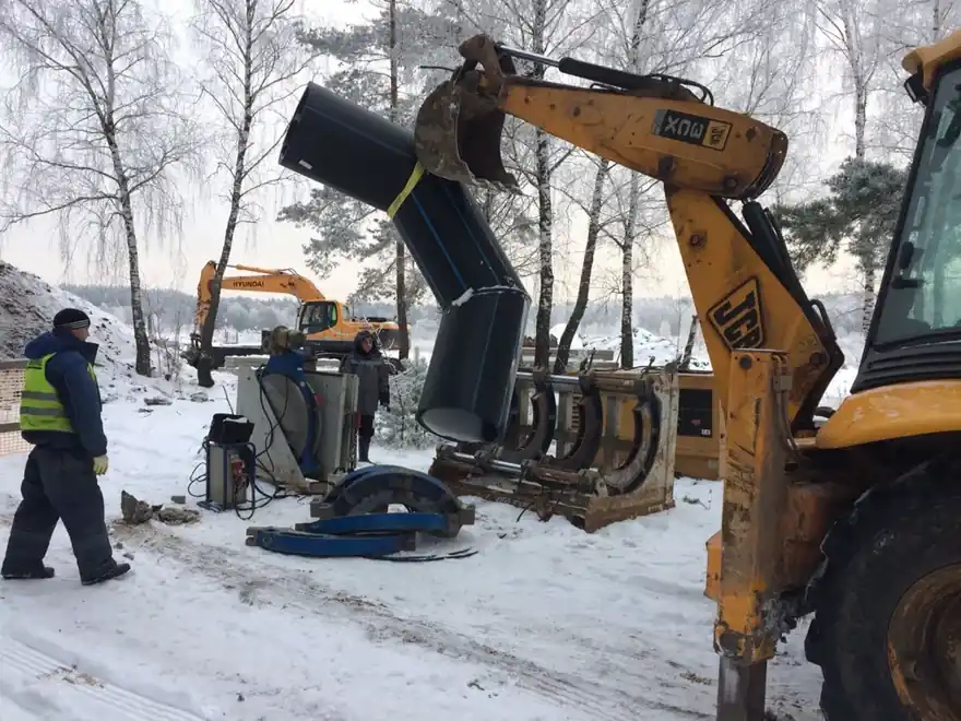 Прокладка наружных водопроводов — стыковая сварка труб, экскаватор-погрузчик