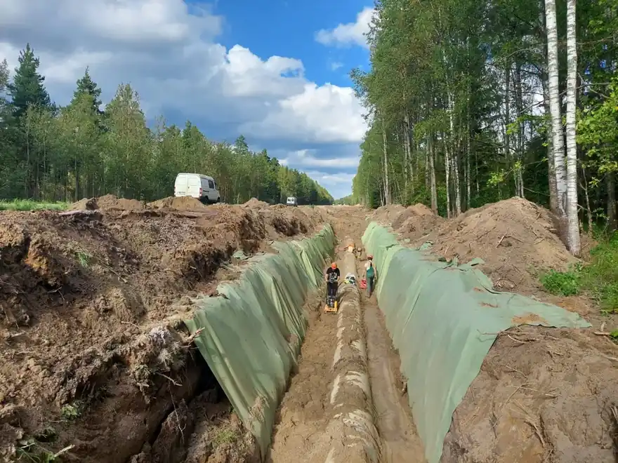 Строительство сетей водоснабжения — траншея вдоль леса