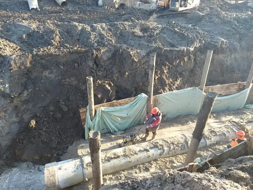 ЖБ труба в траншее с обшивкой — фото с объекта