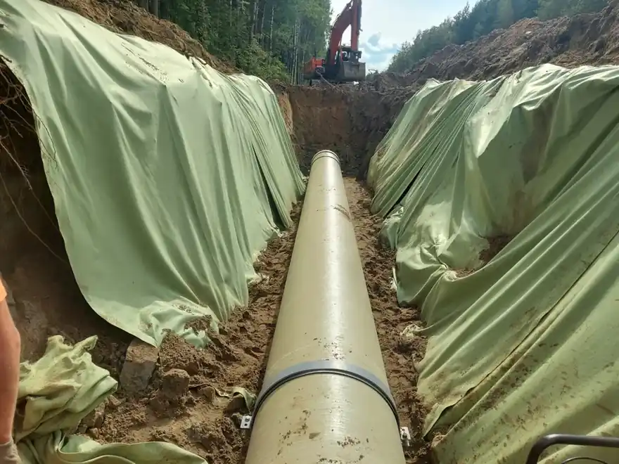 Водоснабжение и водоотведение под ключ — труба в траншее, геотекстиль