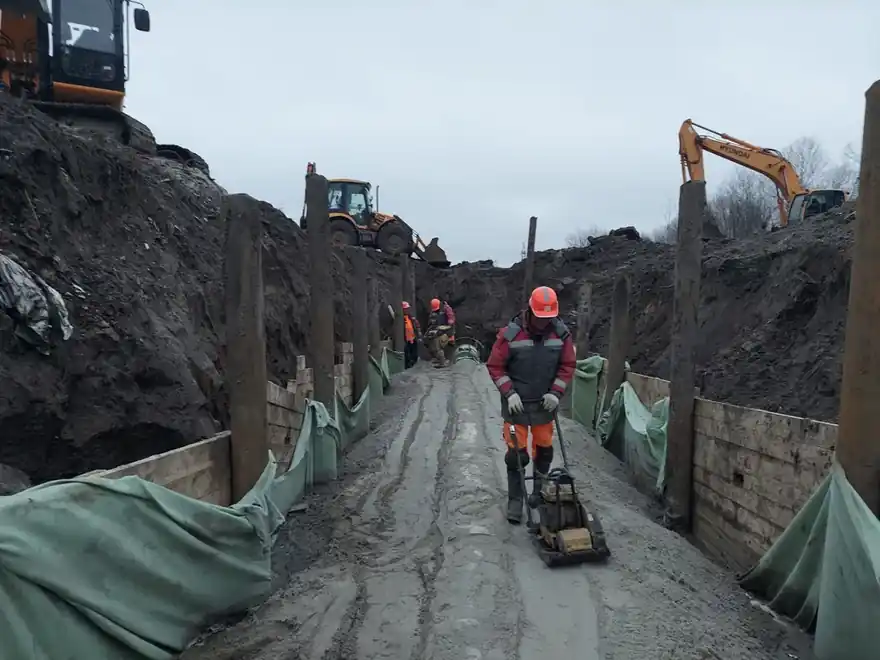 Водопровод и канализация в одной трассе — уплотнение основания в траншее виброплитой