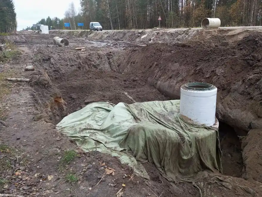Монтаж колодцев из жб колец — белый колодец под геотекстилем