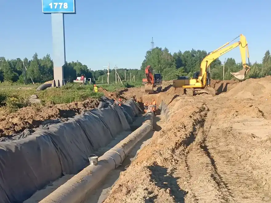Коллекторы большого диаметра — траншея с уложенной трубой и геотекстилем