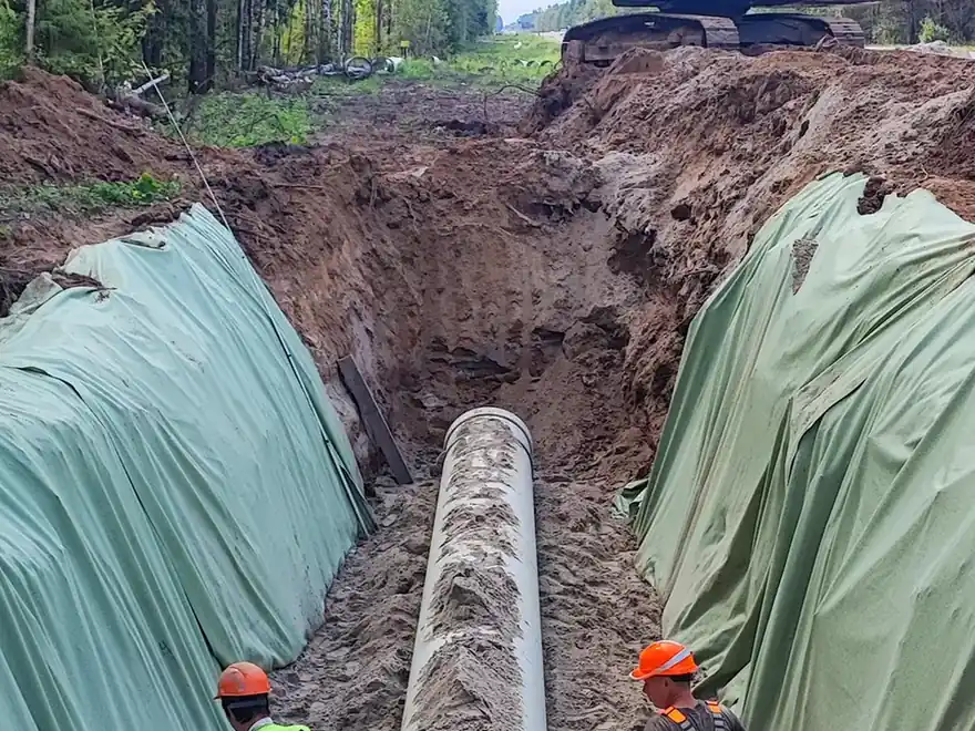 Коллекторы большого диаметра — труба в траншее под защитным укрытием
