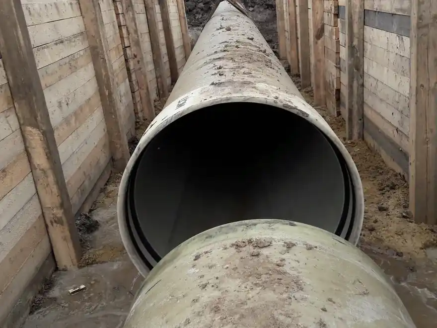 Водопровод и канализация для участка — стыковка труб в траншее, раструб