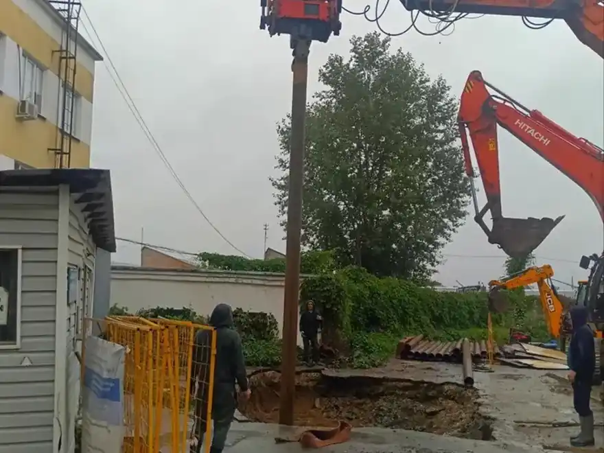 Экскаватор с вибропогружателем шпунта — фото с объекта