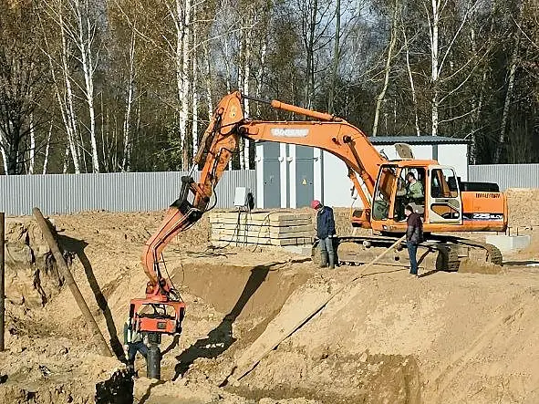 Вибропогружение шпунта: экскаватор с вибропогружателем в котловане